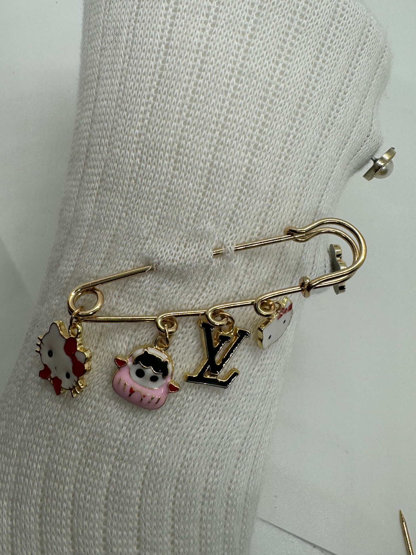 Junk socks PinS charm and socks