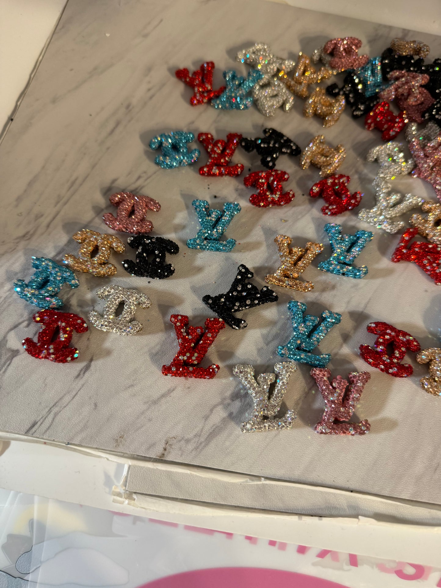 Luxury pen charms can be use for other things (it’s has holes in the middle) 10 pcs