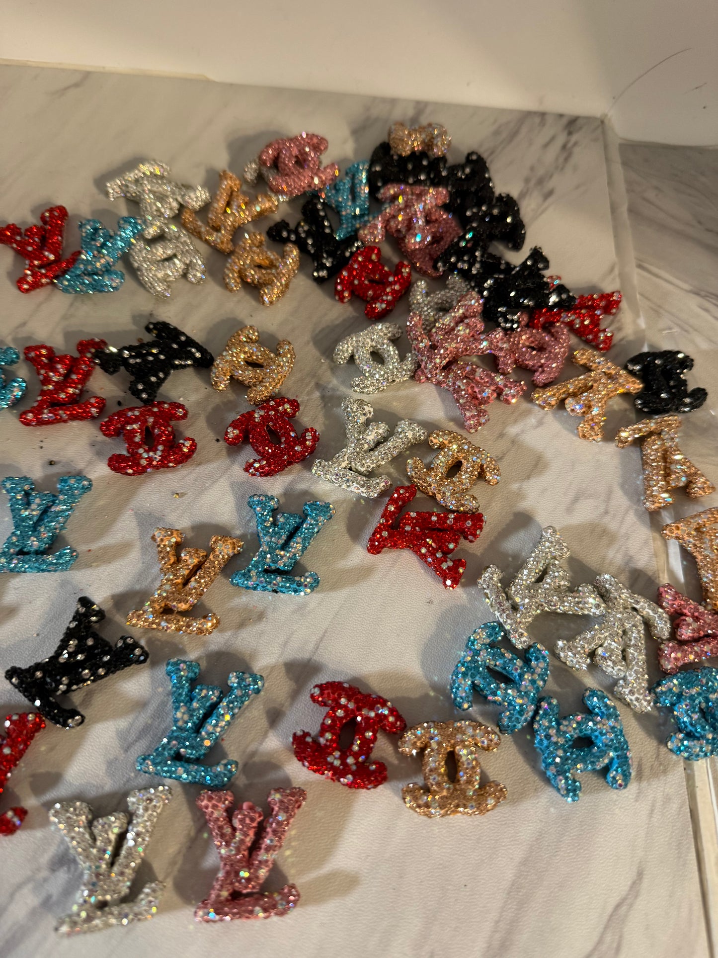Luxury pen charms can be use for other things (it’s has holes in the middle) 10 pcs