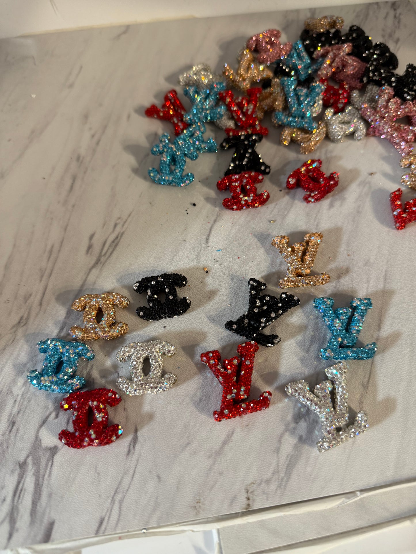 Luxury pen charms can be use for other things (it’s has holes in the middle) 10 pcs