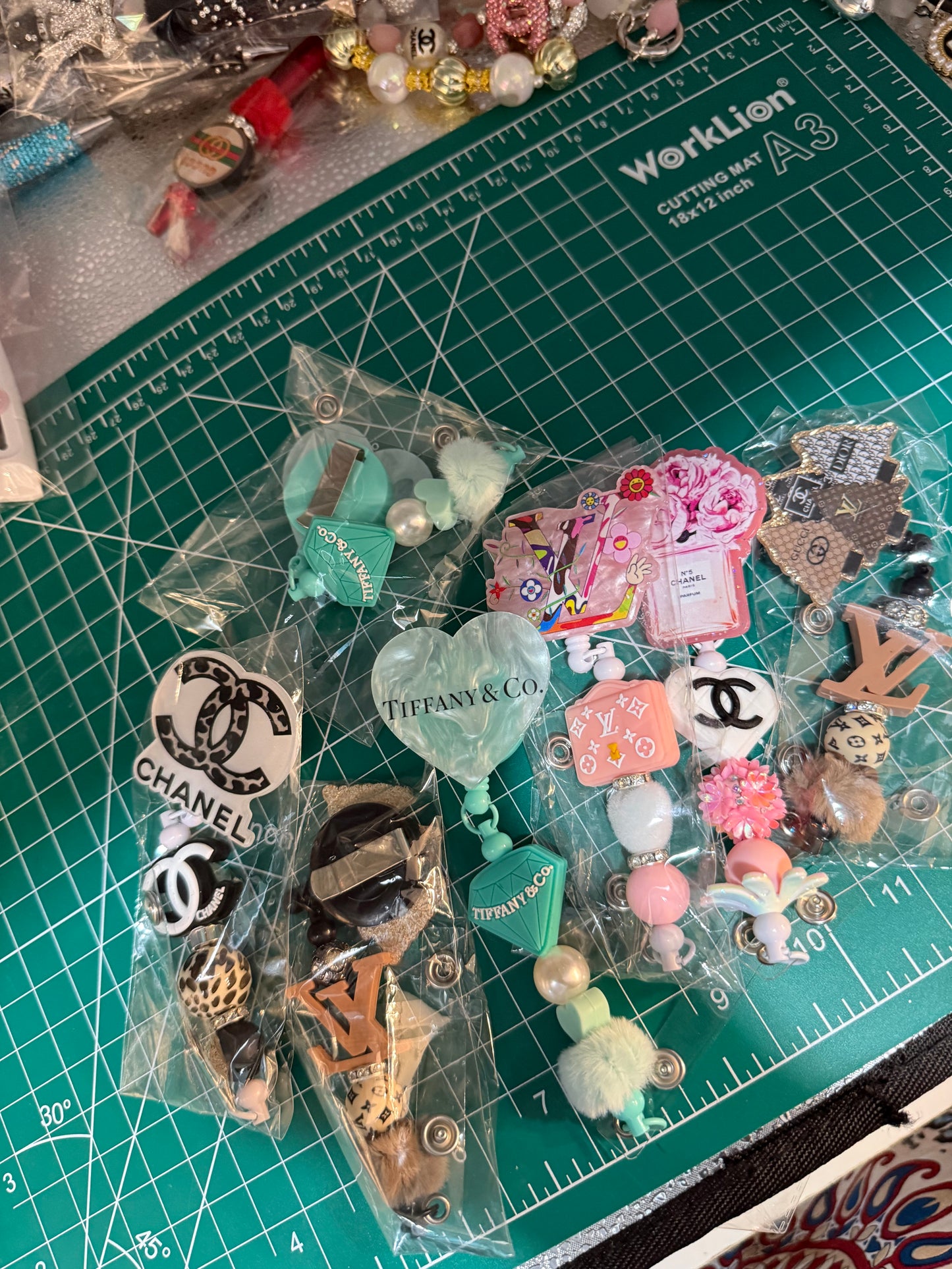 Box cuters badge Pens sets