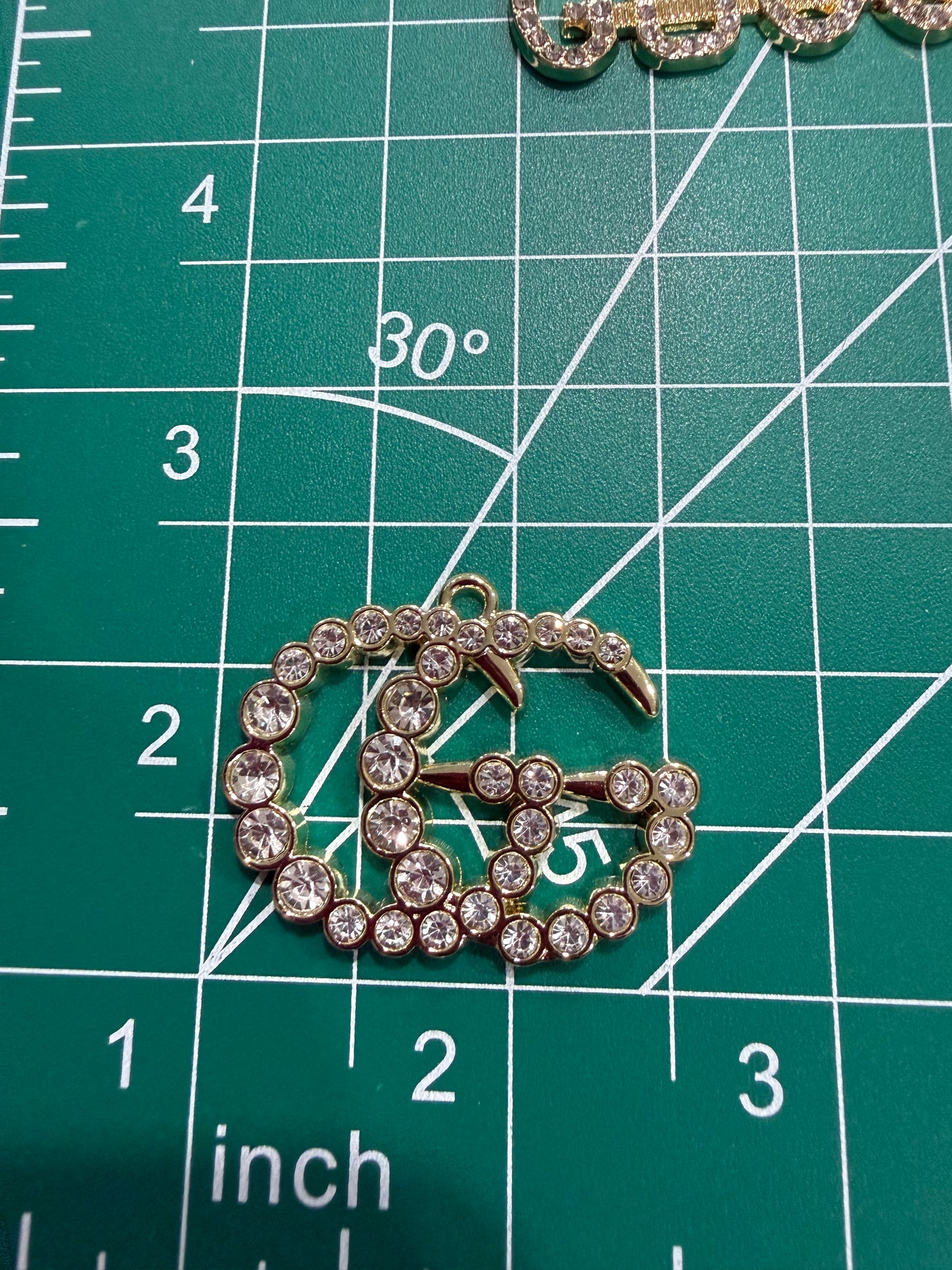 Luxury flat back charms Gu