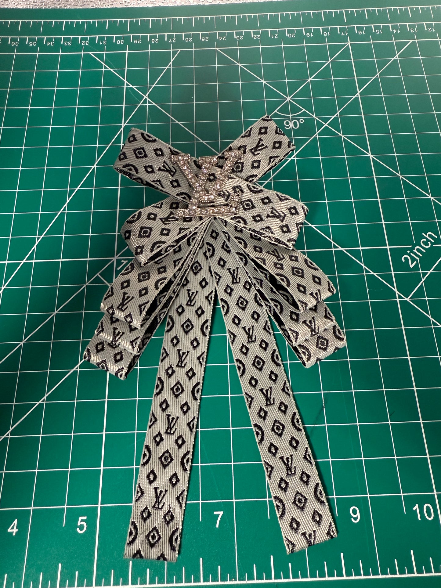 Luxury bows with pin in the back