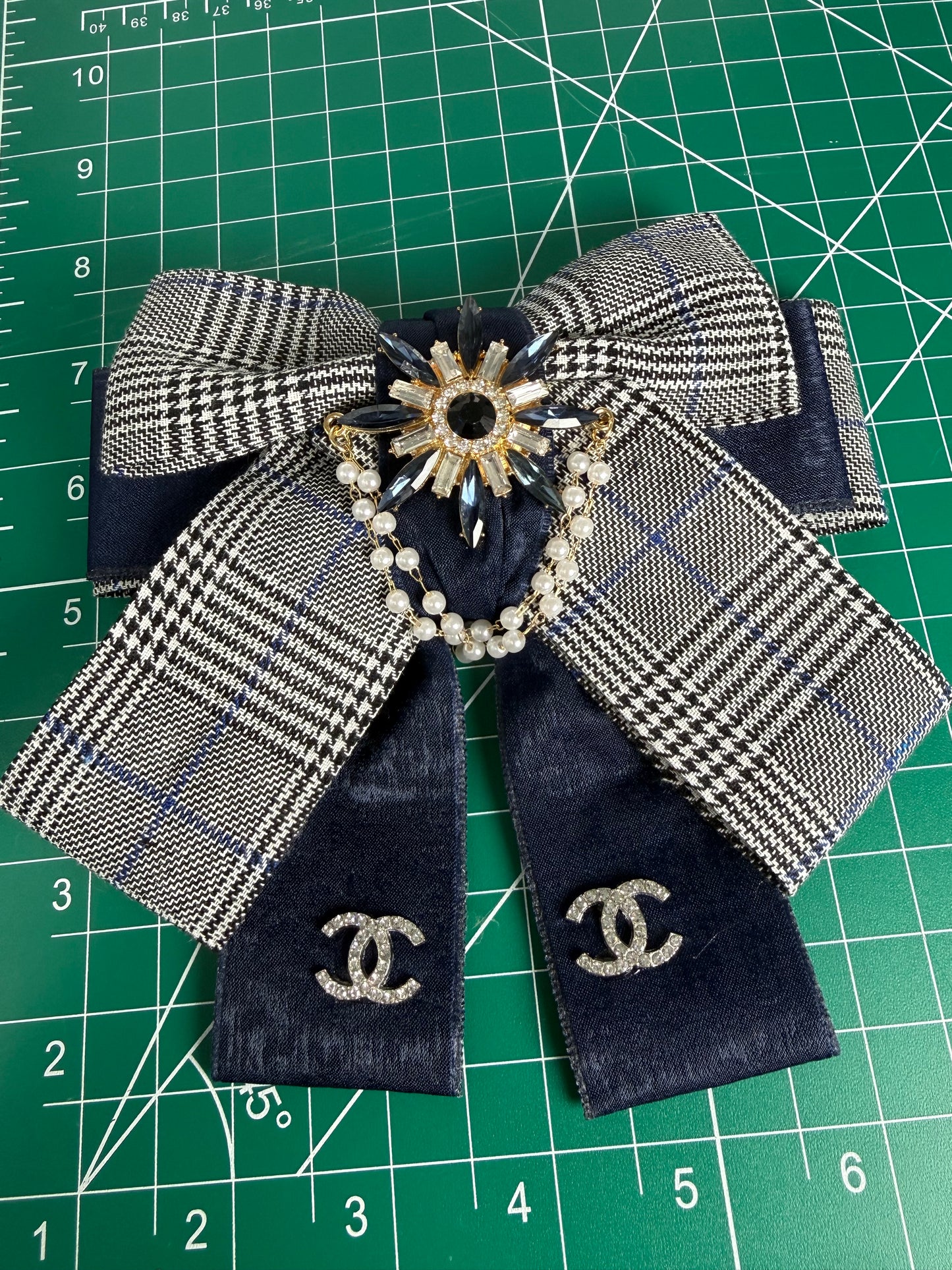 Bow brooches