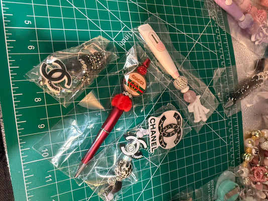 Box cuters badge Pens sets