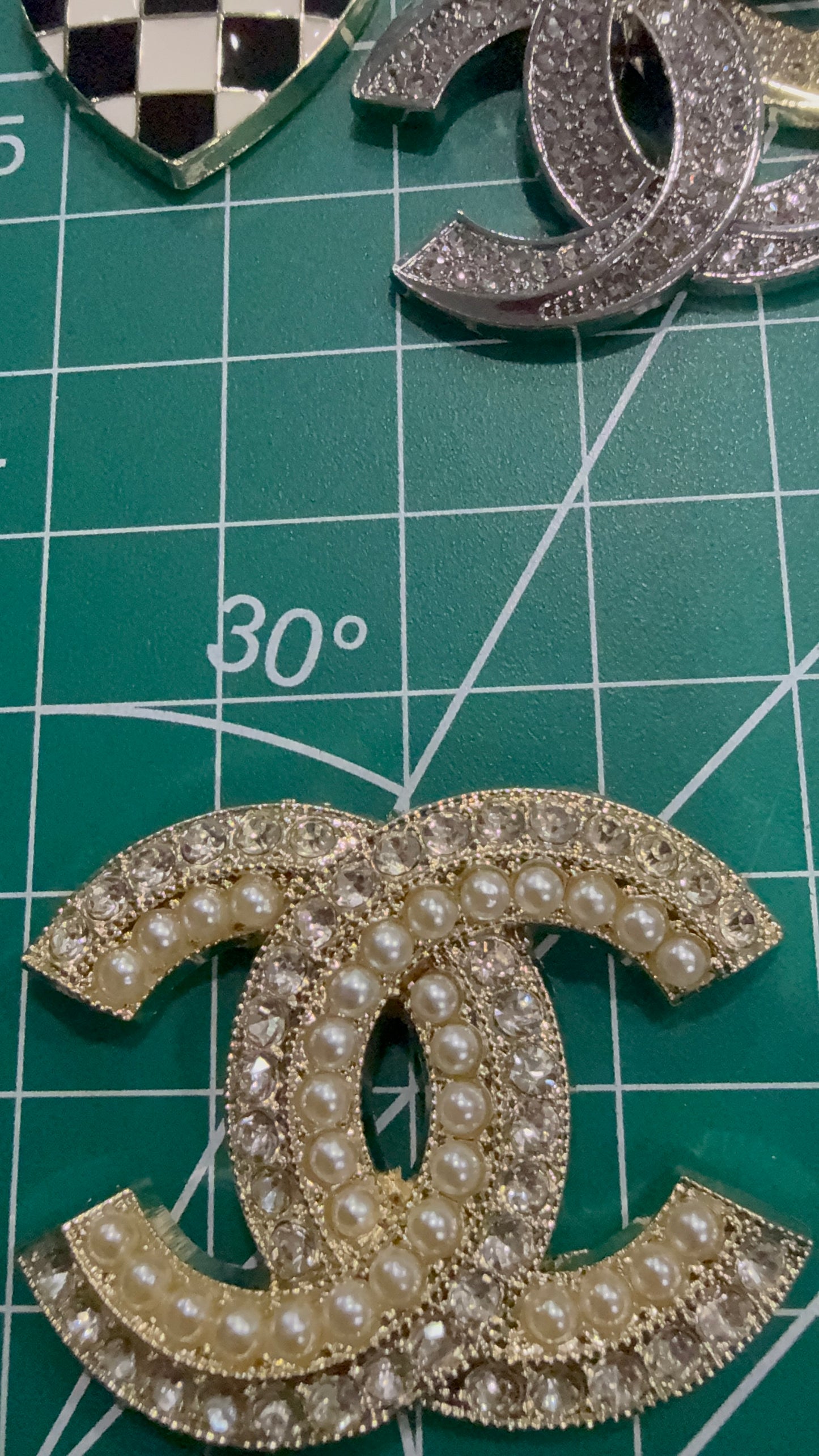 Luxury flat back charms C 3
